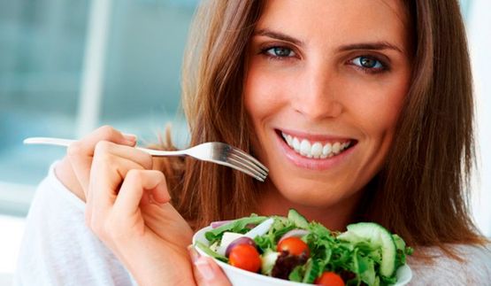 Alimentación Natural Libra mujer comiendo ensalada